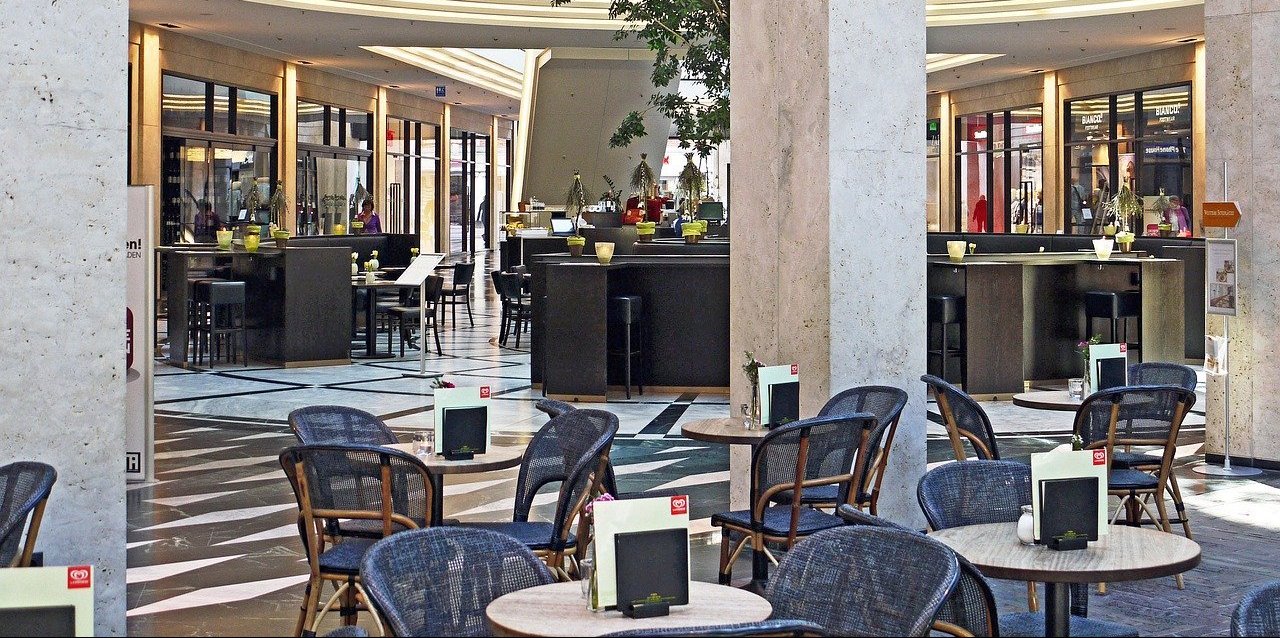 Ao reabrir praças de alimentação, prefeitura contraria orientação do Coesp